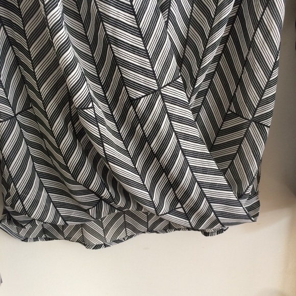 H&M black and white blouse size 4 - Picture 2 of 5